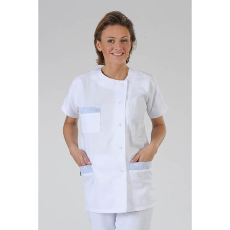 Blouse medicale Blanche Julia manches courte col V parement bleue sur les 3 poches pour code couleur Blouse medicale Blanche Julia manches courte col V parement bleue sur les 3 poches pour code couleur