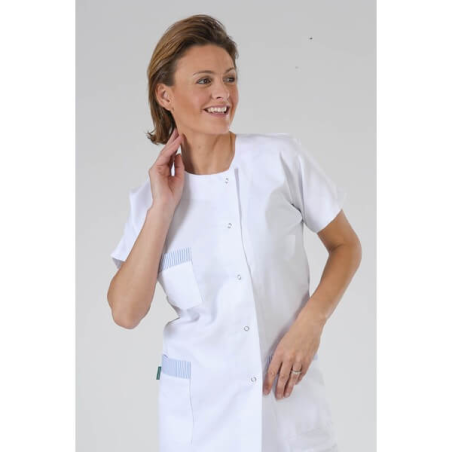Blouse medicale Blanche Julia manches courte col V parement bleue sur les 3 poches pour code couleur Blouse medicale Blanche Julia manches courte col V parement bleue sur les 3 poches pour code couleur