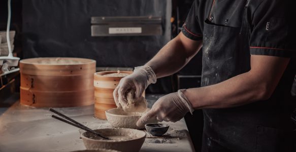 Pourquoi choisir une veste de cuisine noire ?