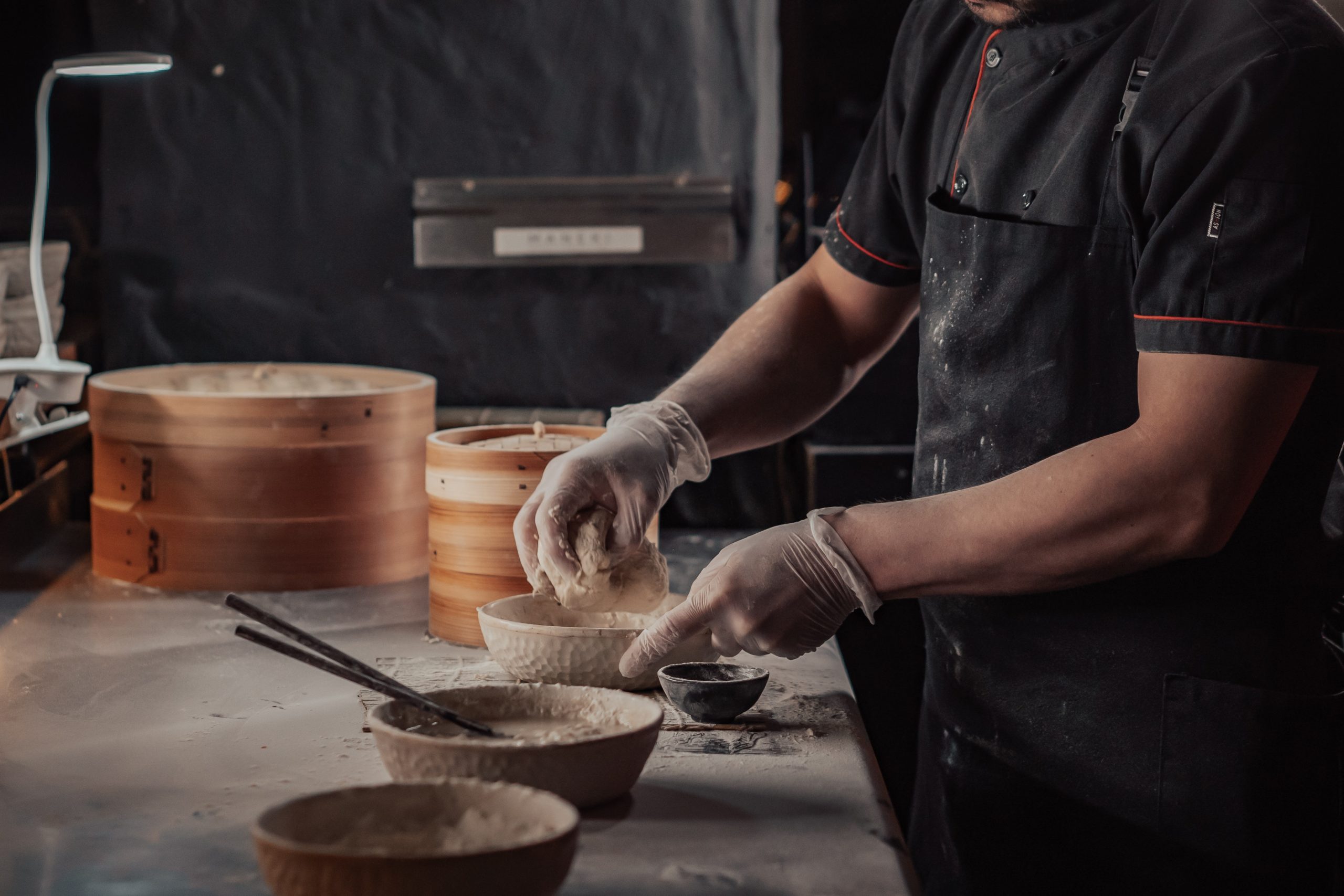 Pourquoi choisir une veste de cuisine noire ?